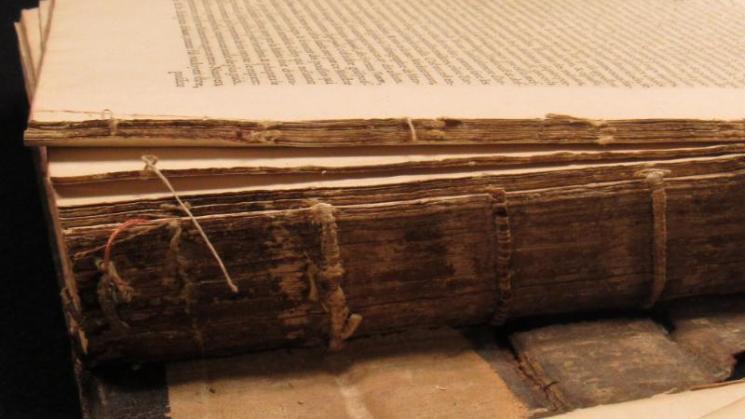 photograph of the spine and first page of la cosmography vniuerselle d'André theuet, a book printed in Paris in 1575