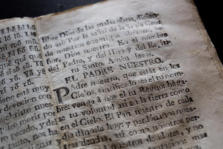 Detail of printed page shows text in Spanish.