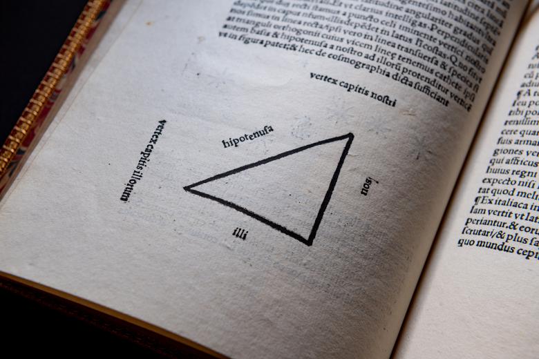 Detail of a right triangle labelled in Latin.