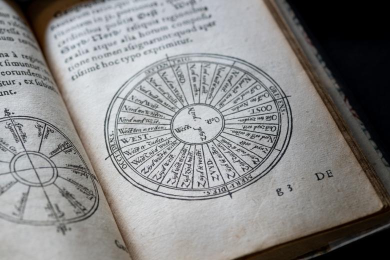 Printed text shows a circular diagram below text in Latin.