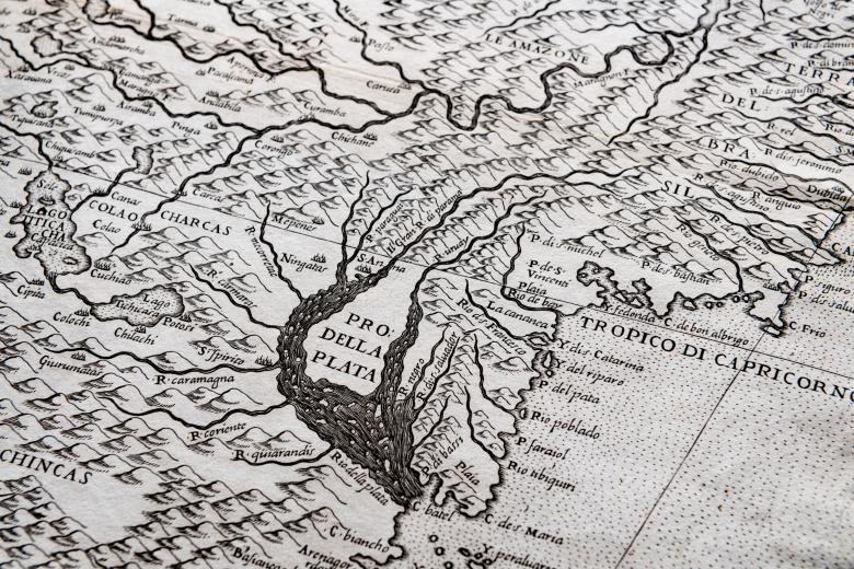 Detail of an engraved map shows mountainous topography and text in Italian.