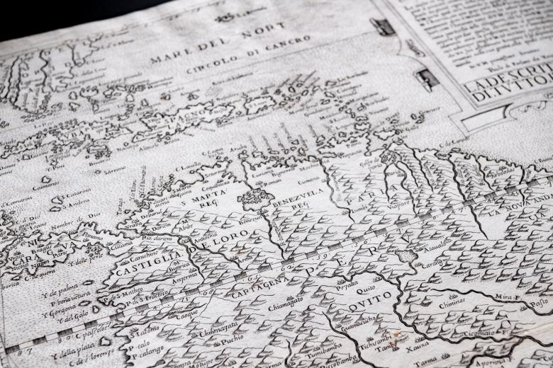 Detail of an engraved map shows mountainous topography and text in Italian.