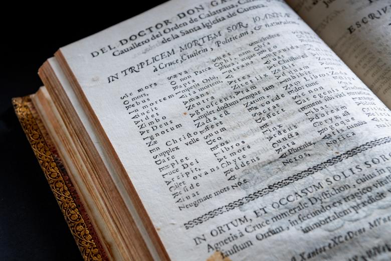 Detail of a printed book shows text in Spanish reading "del doctor Don Gabriel Ordoñez" at the top of the page. Also includes text in Latin.